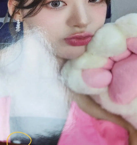 Trading STAYC Yoon Jaei photocard.