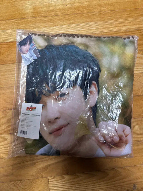 The Boyz Deobi Road Fan-Con Ju Haknyeon Blanket Photocard