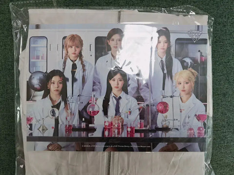 Selling NMIXX fan concert MD windbreaker.