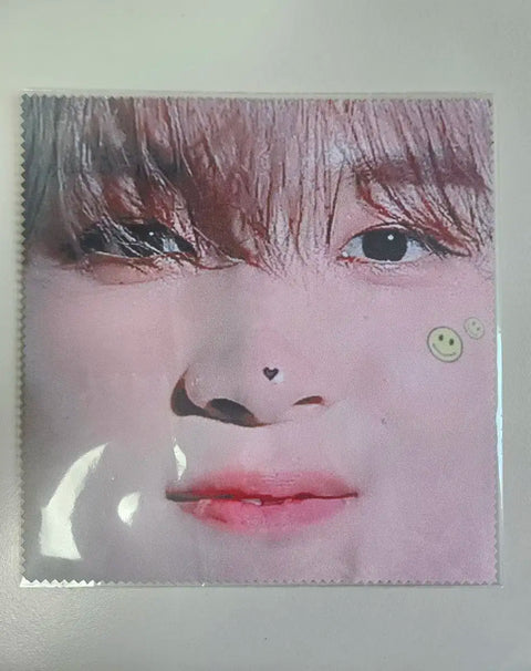 Haechan eyeglass cleaner
