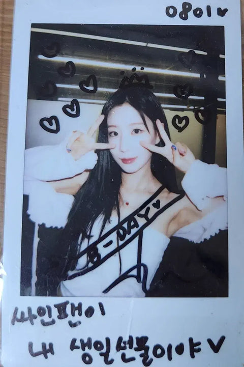 Chữ ký Dohee có chữ ký Polaroid