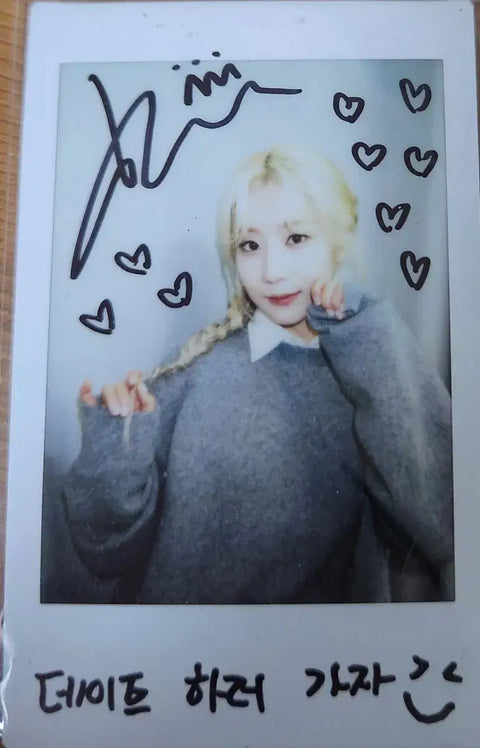 Chữ ký Dohee có chữ ký Polaroid