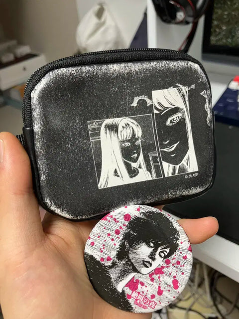 Ví Ito Junji Tomie + Huy hiệu