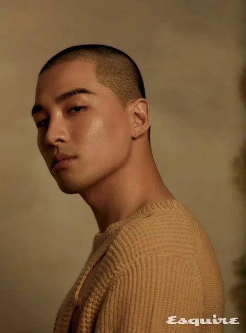 Selling Esquire magazine with Bigbang's Taeyang on the cover.