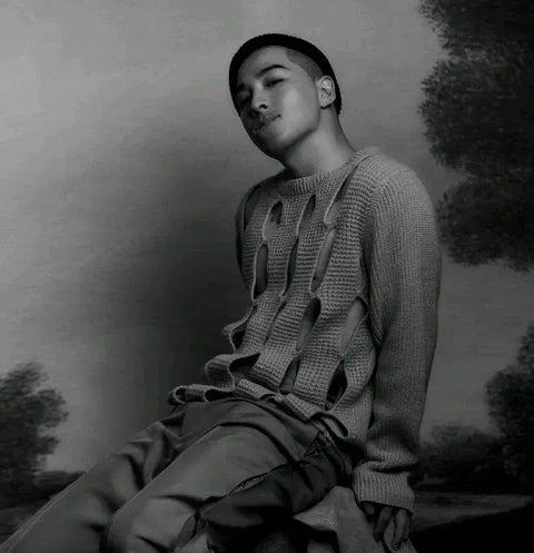 Selling Esquire magazine with Bigbang's Taeyang on the cover.
