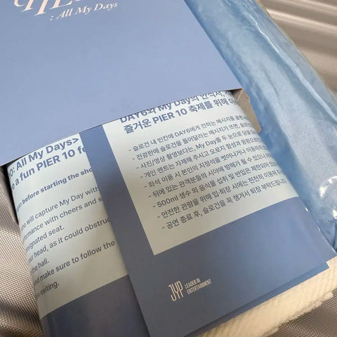 Bộ quà tặng đầy đủ cho buổi họp fan đầu tiên của DAY6 + Nước đóng chai + Hoa giấy Tarot