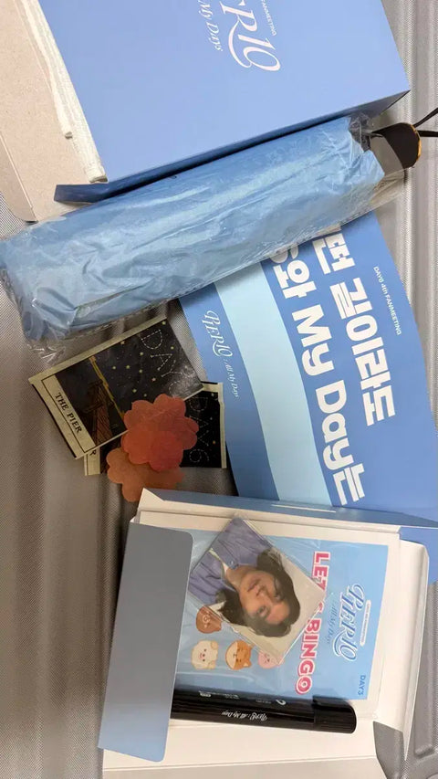 Bộ quà tặng đầy đủ cho buổi họp fan đầu tiên của DAY6 + Nước đóng chai + Hoa giấy Tarot
