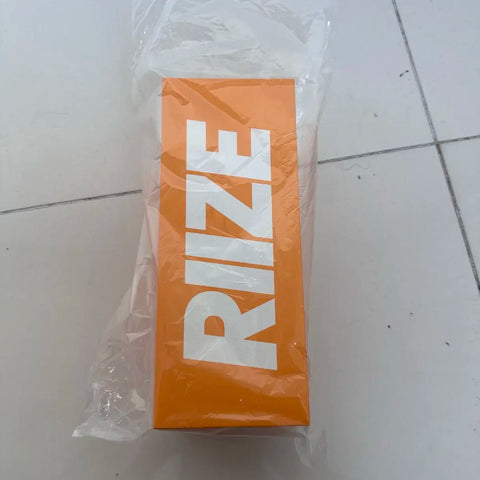 Gậy phát sáng RIIZE, chưa mở, bán với giá gốc.