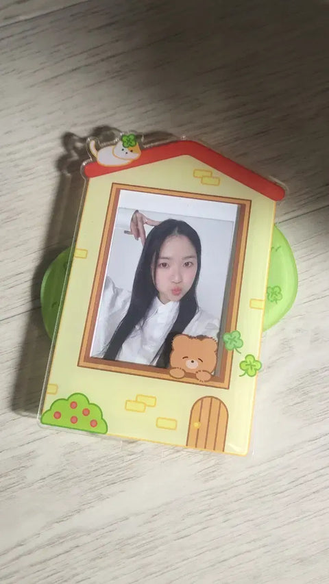 Selling "Sunjae Carrying and Run Away" Kim Hye-yoon goods.