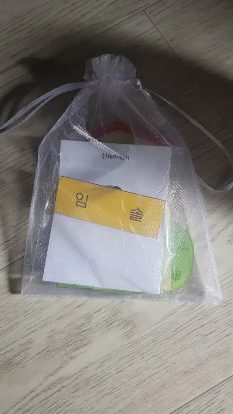Selling "Sunjae Carrying and Run Away" Kim Hye-yoon goods.