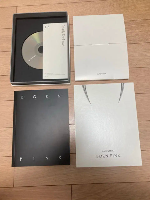 Album chưa mở của Blackpink Born Pink, bao gồm Polaroid, không bao gồm photocard.