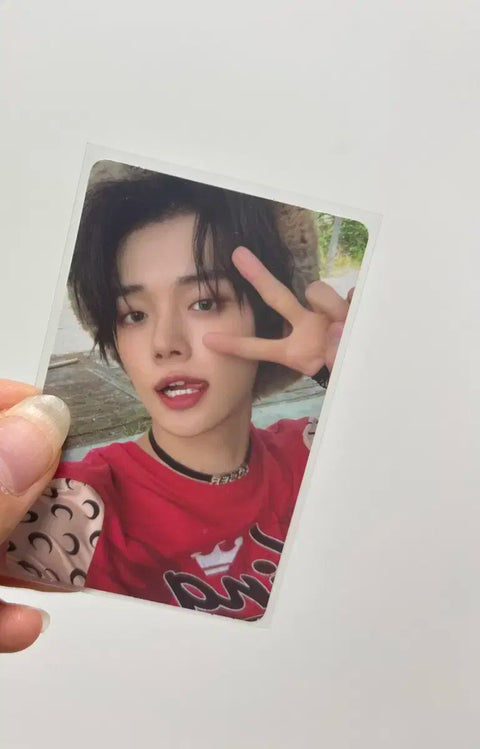Thẻ ảnh Yeonjun trong album mở đầu Chaotic Wonderland của TXT kèm theo phần quà tặng của Beomgyu