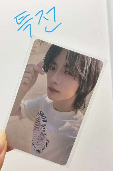 Thẻ ảnh Yeonjun trong album mở đầu Chaotic Wonderland của TXT kèm theo phần quà tặng của Beomgyu