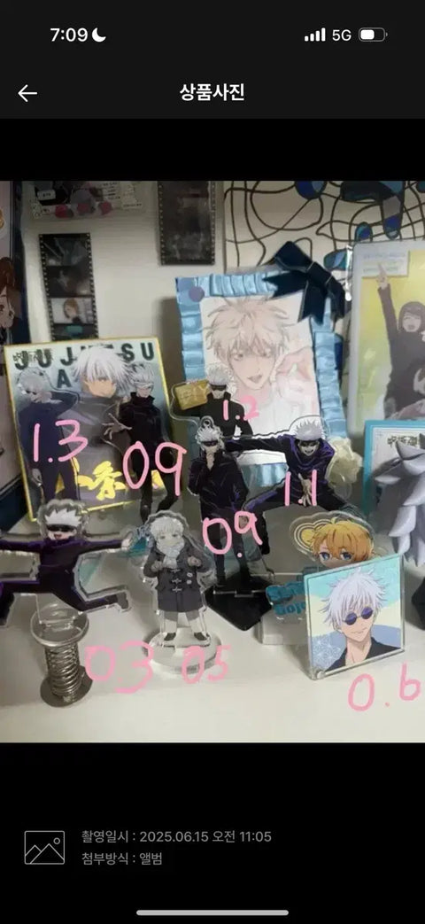 Selling Gojo Satoru Jujutsu Kaisen acrylic stand at a low clearance price.