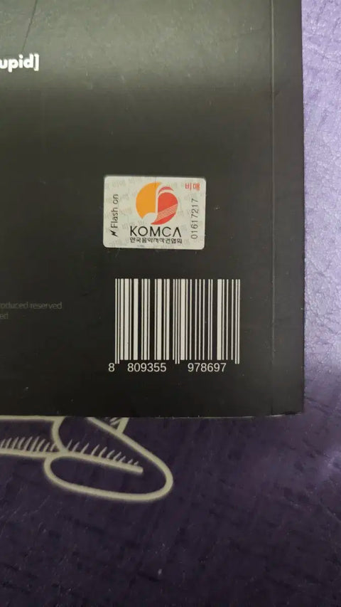 Album FIFTY FIFTY chưa ký tên có chữ ký