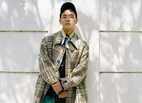 Transfer of Elle featuring actor Park Jung-min and novelist Kim Keum-hee in a photoshoot and interview.