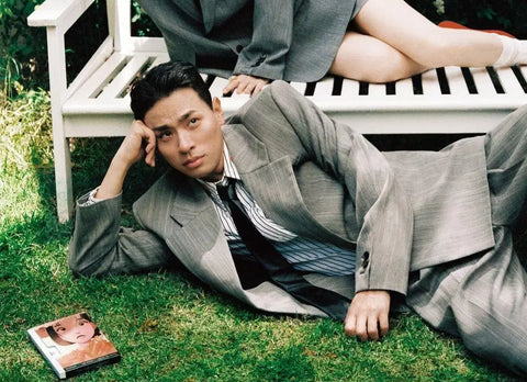 Transfer of Elle featuring actor Park Jung-min and novelist Kim Keum-hee in a photoshoot and interview.