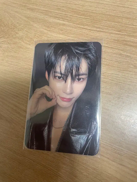 Lowest price Sung Hanbin Atelier Blue Week 1 photocard transfer sale