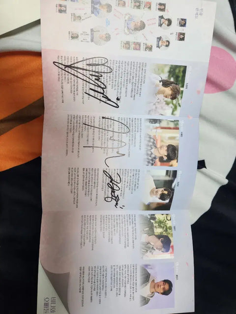 Lee Chae-min's autographed "Bunny and the Boys" leaflet