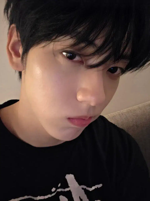 TXT Yeonjun Japan heart pose