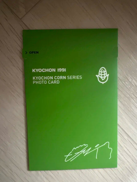 Selling Byeon Woo-seok photocard, Kyochon Green.