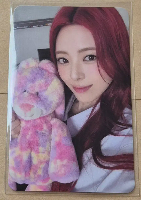 ITZY Yuna signature photocard