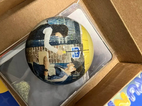 Seon Up Twie album paperweight