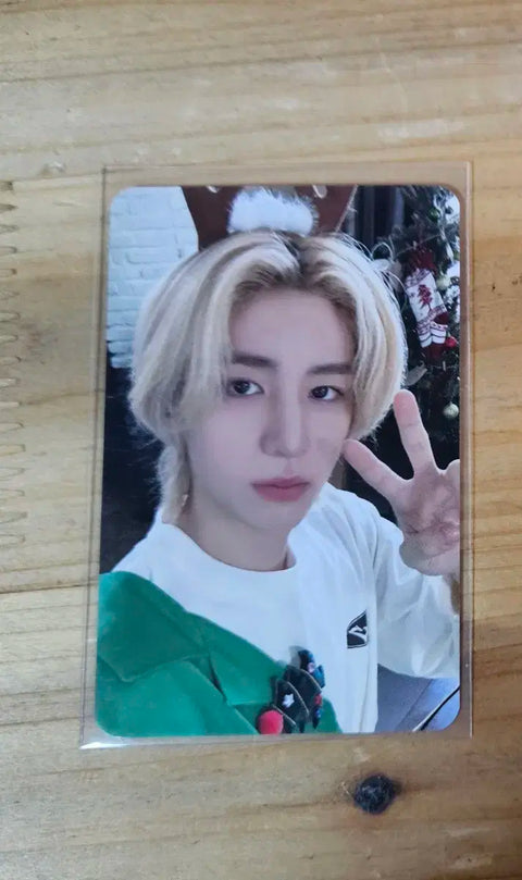 Trading photocard of Leehan from Bonedo at Gajeon Studio.