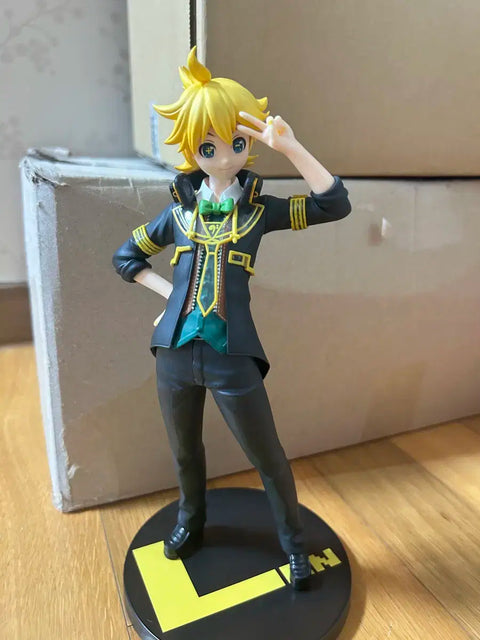 Splitting Vocaloid Kagamine Len Transmitter Project Diva Figure.