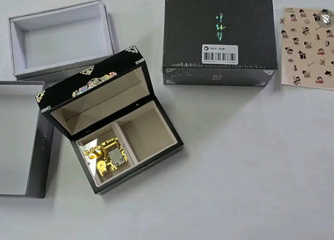 Yahuachup, Jameonggeum, and other merchandise, all together.