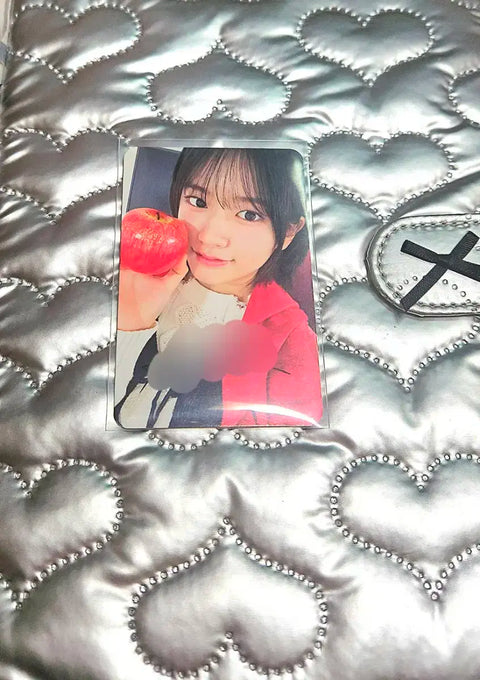 Special price until April 30th! I am selling Ive An Yu-jin's autographed photocard.