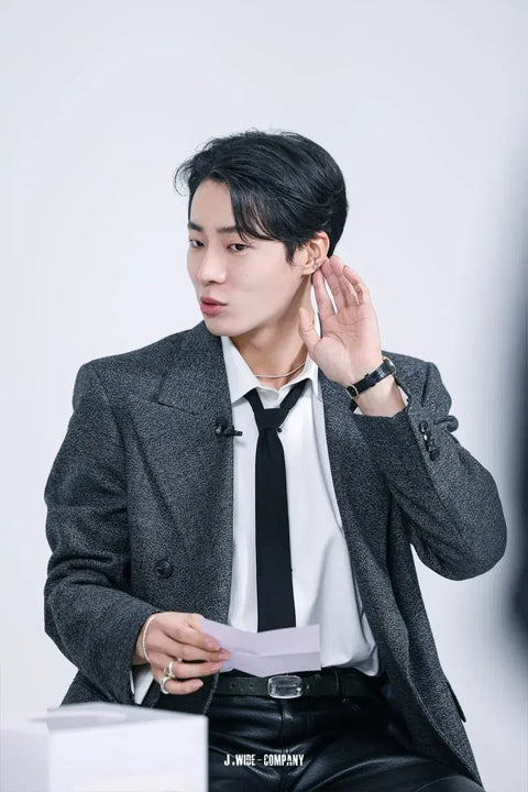 Buying Choo Young-woo goods. Unofficial and official goods.