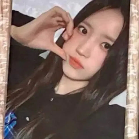 Buying fromis_9 Song Hayoung JTB photocard.