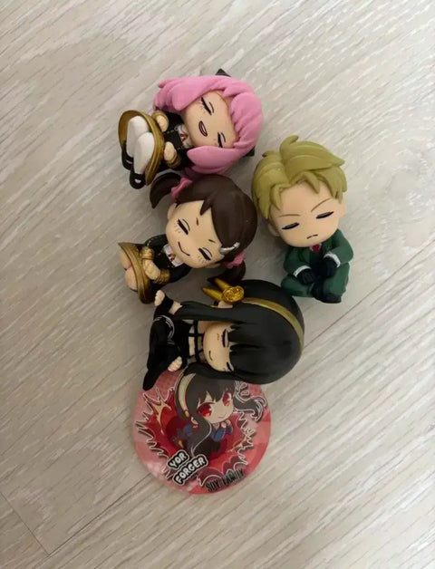 Urgent sale) Spy x Family Figure + Can Badge Bundle