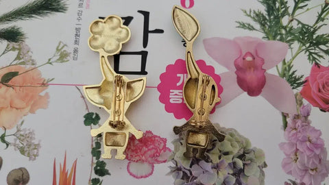 Bán huy hiệu Pikmin theo bộ.