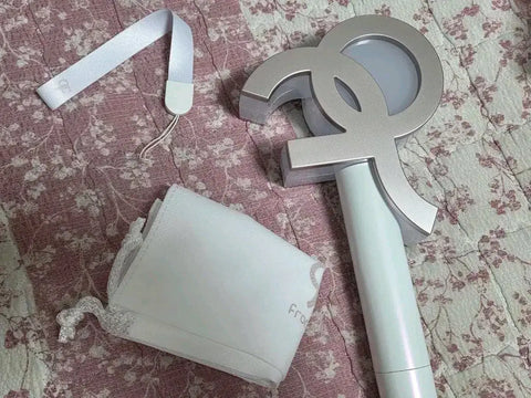 Selling fromis_9 light stick, battery included.
