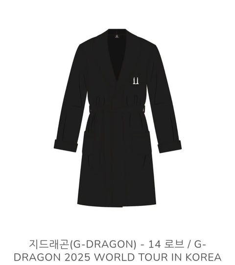 Áo choàng và dép đen của G-Dragon