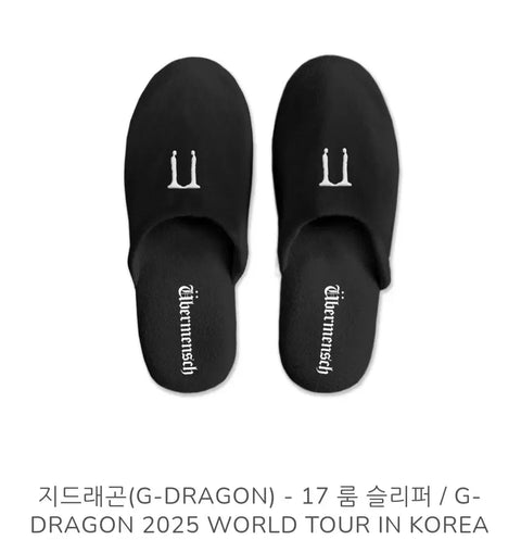 Áo choàng và dép đen của G-Dragon