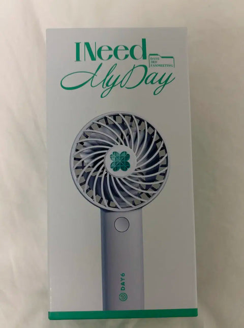 Selling DAY6 fan meeting merchandise, a handheld fan.