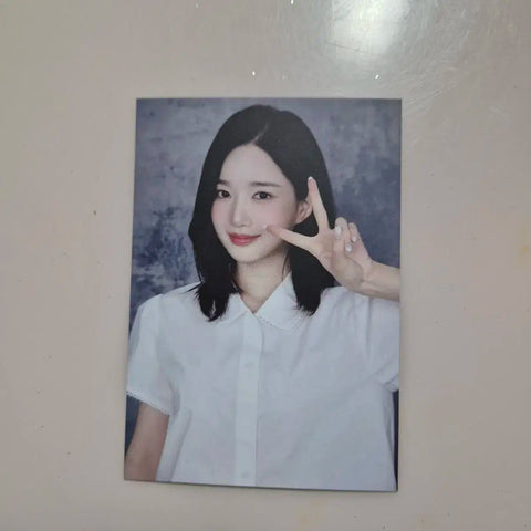 Buổi hòa nhạc TripleS Kim Yuyeon vẫy tay chào món quà đặc biệt