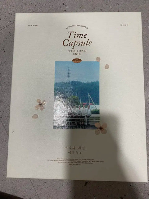 Hộp ảnh Astro 2021 Time Capsule, bao gồm đầy đủ các thành phần.