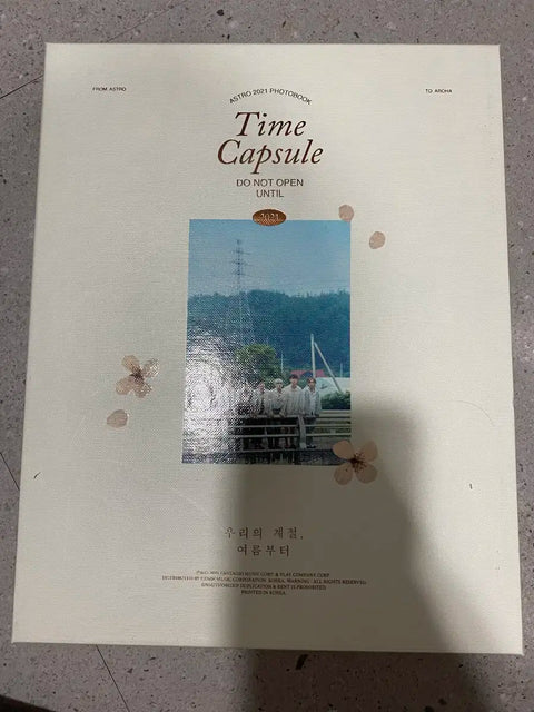 Hộp ảnh Astro 2021 Time Capsule, bao gồm đầy đủ các thành phần.
