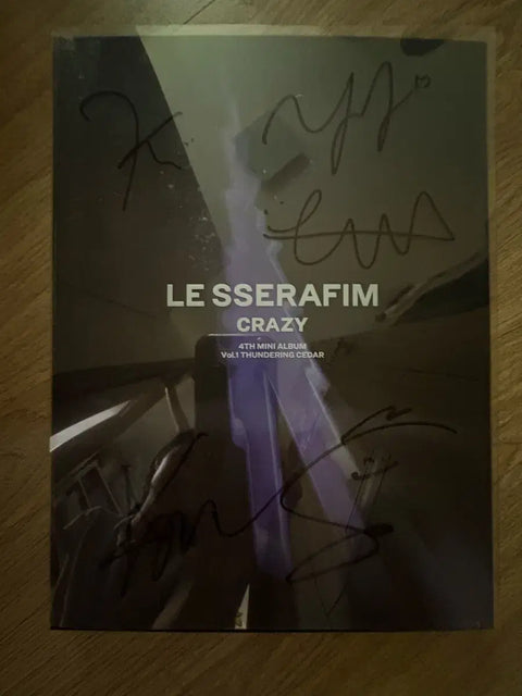 LE SSERAFIM signed album
