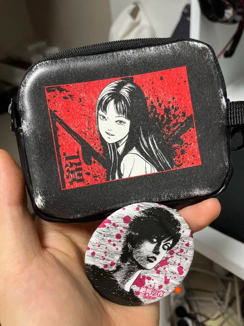 Ví Ito Junji Tomie + Huy hiệu