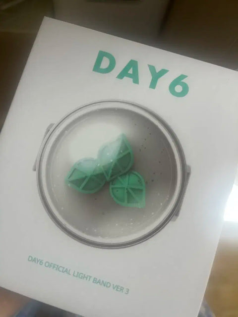 Đồng hồ DAY6 Made đang được bán