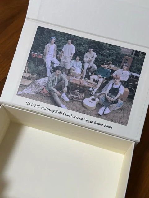 Selling Stray Kids goods as a set, Felix photocard and album