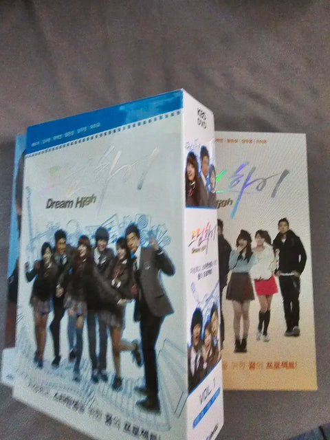 Tôi đang bán bộ DVD Dream High của IU.