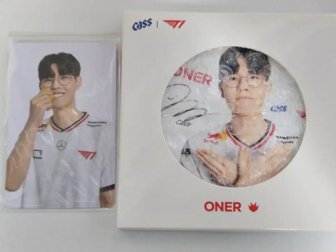 T1 Owner Kass Coster, selling photocard.