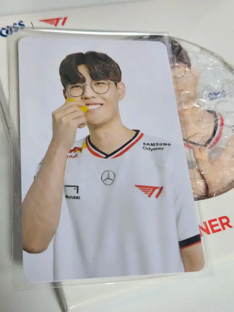 T1 Owner Kass Coster, selling photocard.