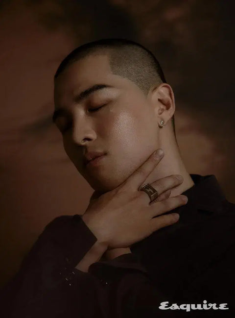 Selling Esquire magazine with Bigbang's Taeyang on the cover.